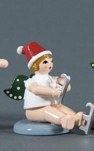 Weihnachtsengel mit Schlittschuh sitzend mit M�tze