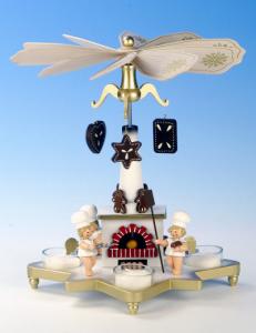 Pyramide mit B�ckerengeln mit Teelichtern