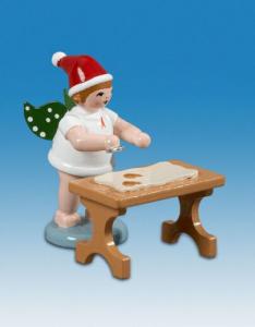 Ellmann Weihnachtsengel mit Ausstechform am Tisch und M�tze