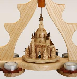 Pyramide mit Dresdner Frauenkirche mit Teelichtern