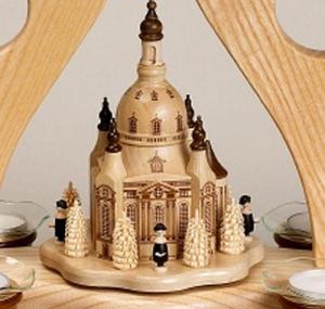 Pyramide mit Dresdner Frauenkirche mit Teelichtern