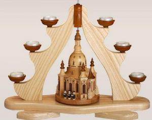Pyramide mit gro�er Dresdner Frauenkirche mit Teelichtern