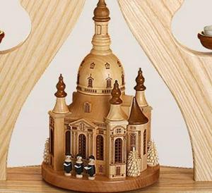 Pyramide mit gro�er Dresdner Frauenkirche mit Teelichtern