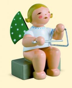 Gr�nhainichener Engel mit Triangel sitzend