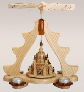 Pyramide mit Dresdner Frauenkirche mit Teelichtern