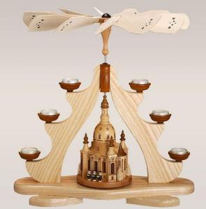 Pyramide mit gro�er Dresdner Frauenkirche mit Teelichtern