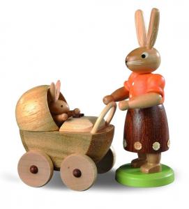 Osterhase Hasenmutter mit Kinderwagen farbig lasiert, klein