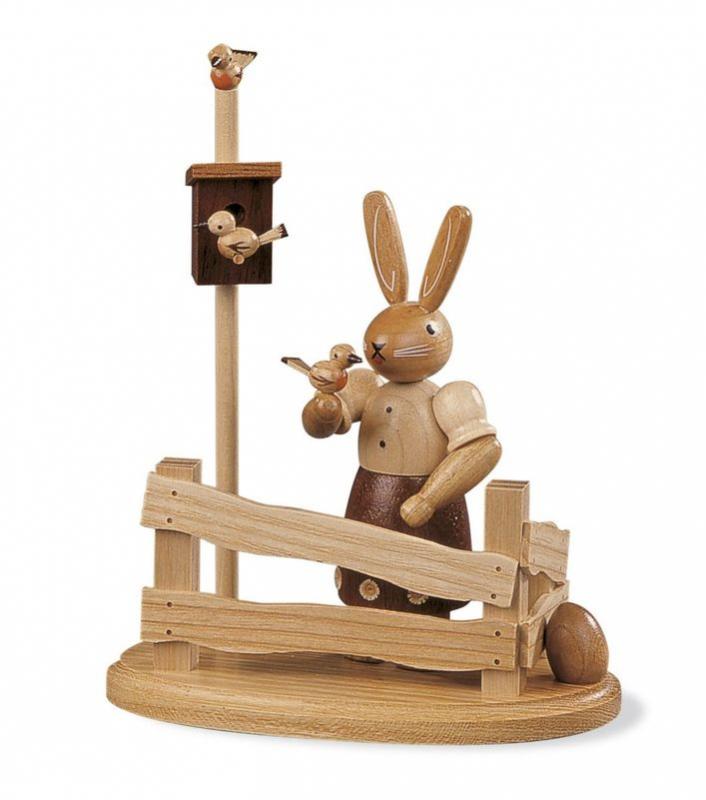 Osterhase Hasenfrau am Gartenzaun, natur