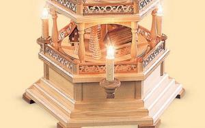 Pyramide Erzgebirgsmotiv 4-stöckig natur elektrisch beleuchtet