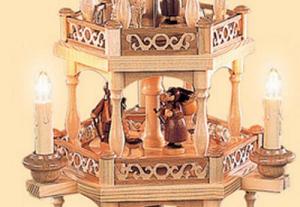 Pyramide Erzgebirgsmotiv 4-stöckig natur elektrisch beleuchtet