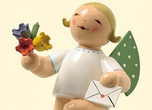 Grünhainichener Engel® mit Brief und Blumen, kniend