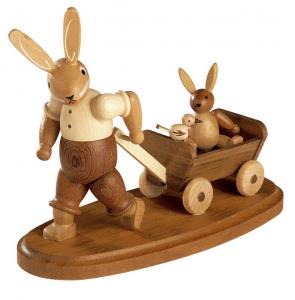 Osterhase mit Kind im Bollerwagen natur