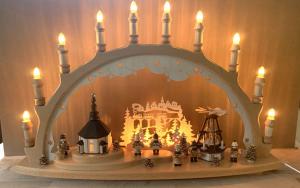 Schwibbogen Seiffener Kirche innenbeleuchtet, mit Weihnachtsfiguren / AUSSTELLUNGSARTIKEL