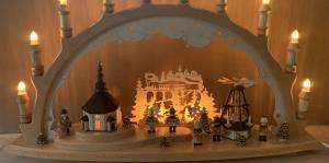 Schwibbogen Seiffener Kirche innenbeleuchtet, mit Weihnachtsfiguren / AUSSTELLUNGSARTIKEL