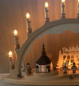 Schwibbogen Seiffener Kirche innenbeleuchtet, mit Weihnachtsfiguren