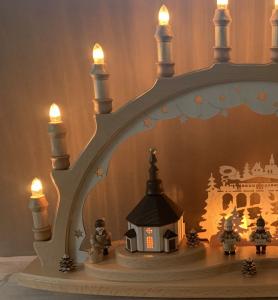 Schwibbogen Seiffener Kirche innenbeleuchtet, mit Weihnachtsfiguren / AUSSTELLUNGSARTIKEL