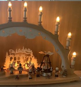 Schwibbogen Seiffener Kirche innenbeleuchtet, mit Weihnachtsfiguren