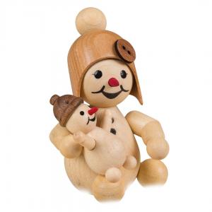 Schneemädchen mit Puppe sitzend